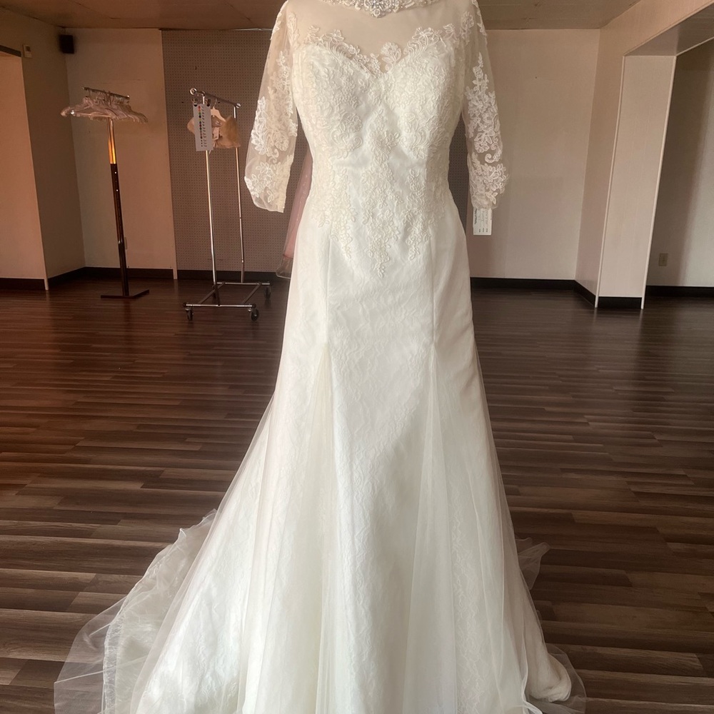 Classic Ivory Lace Wedding Dress with Three-Quarter Sleeves